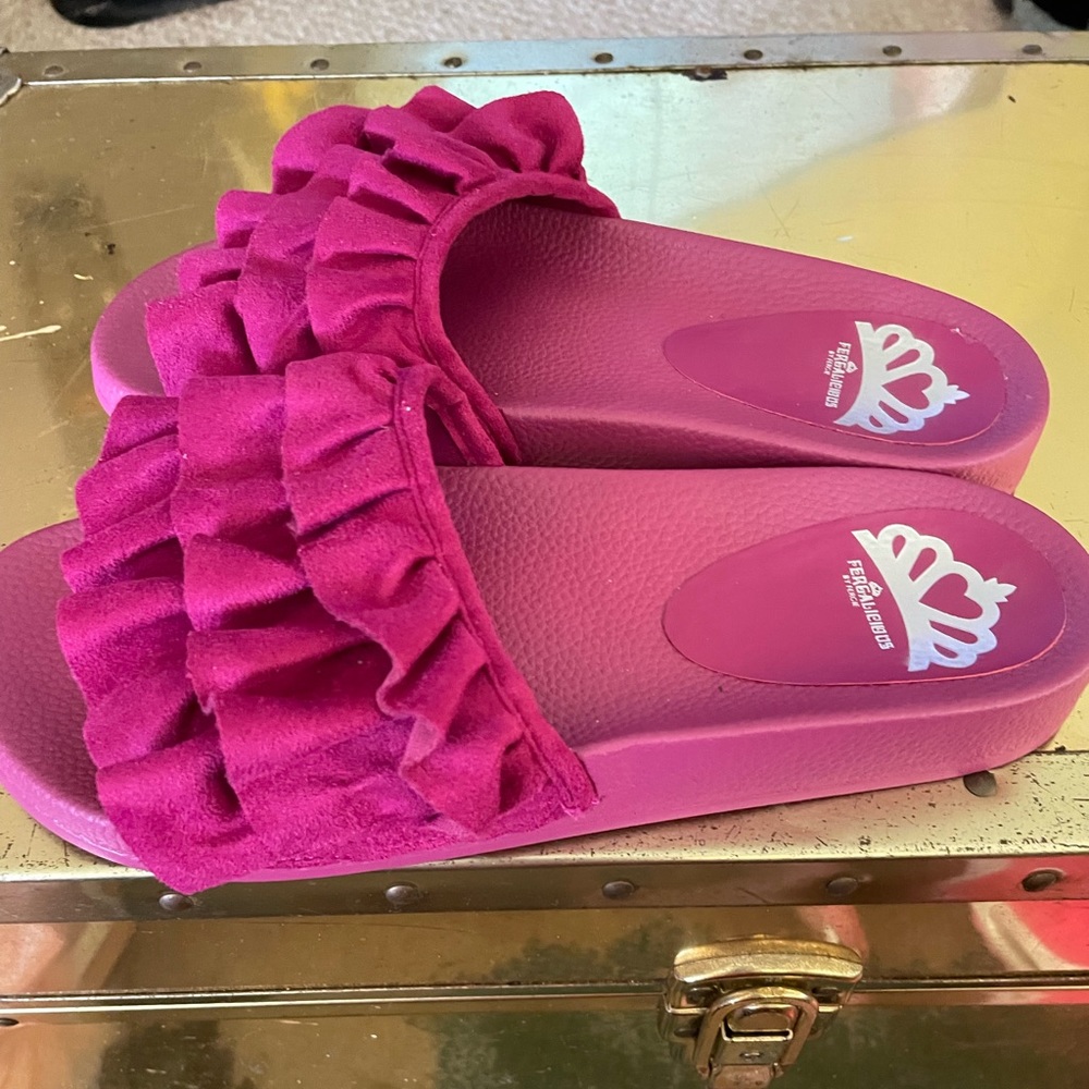 BNWOT Fuchsia Rufled ‘Fergie’ Slides
